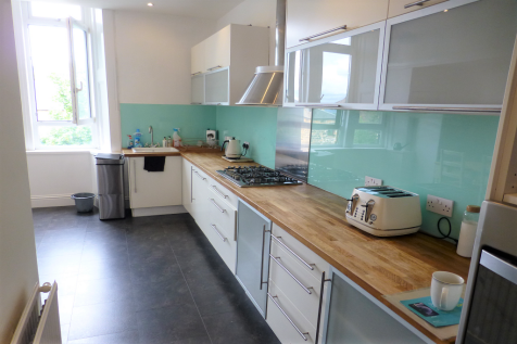FITTED KITCHEN