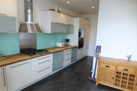 FITTED KITCHEN