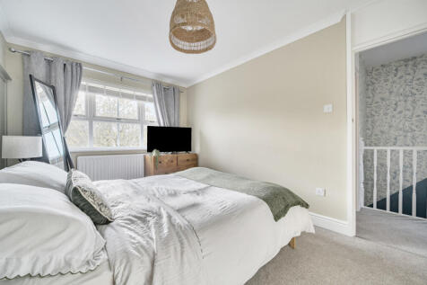 1372892-15-690390...