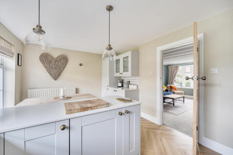 1372892-5-69038ee...