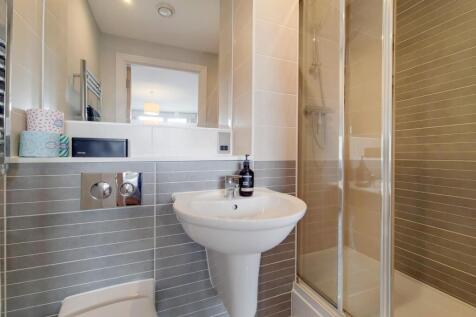 4_Main Ensuite-0.jpg
