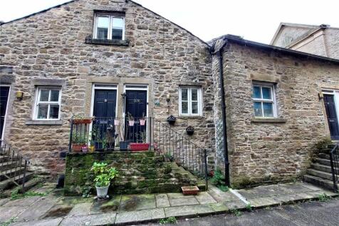 Entrance Flats C &amp; D