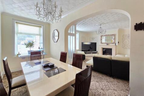 Dining Room &amp; Lounge
