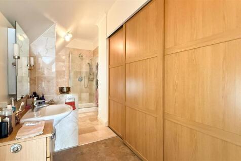 En Suite Main Bedroom