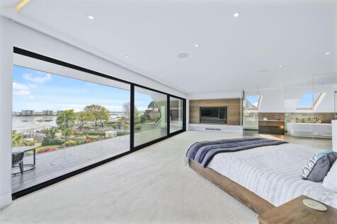 Main Bedroom Suite