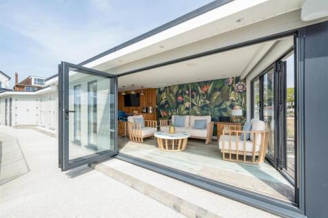 Summer House/Bar