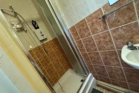 upstairs en-suite