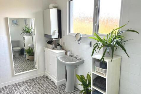 Bathroom 2.jpg