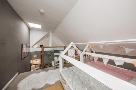 Mezzanine Bedroom / Study
