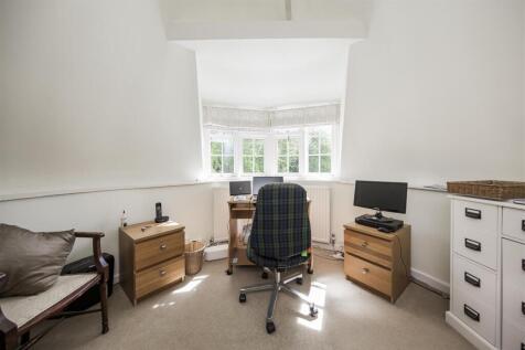 Roundel Study / Bedroom