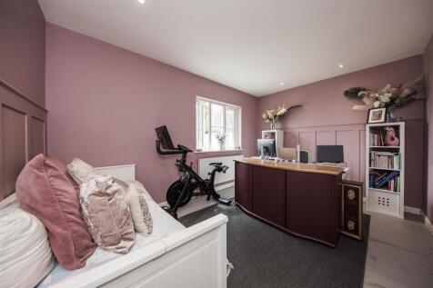 Bedroom / Study