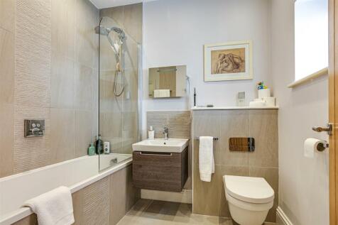 13 Bathroom.jpg