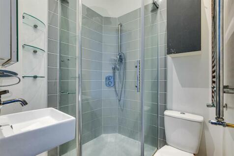 11 En Suite Shower Room.jpg