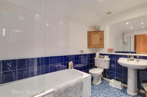 20 Bathroom.jpg