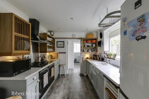 9 Kitchen.jpg
