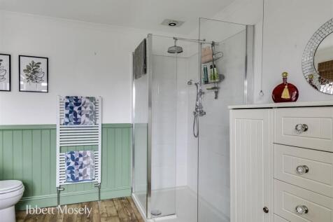 19 First floor Bathroom.jpg