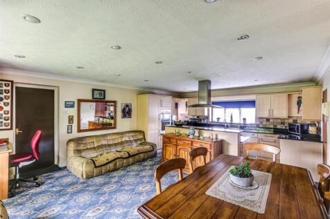 9 Dining - familr room to kitchen.jpg