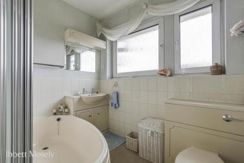 16 Bathroom.jpg