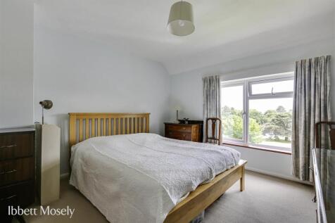 14 Bedroom.jpg
