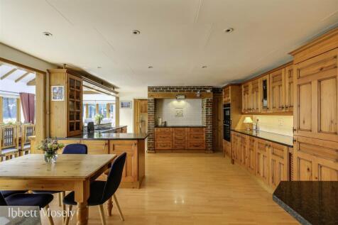 15 Kitchen.jpg