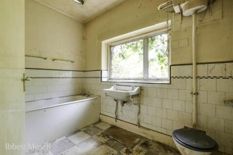 10 Bathroom.jpg