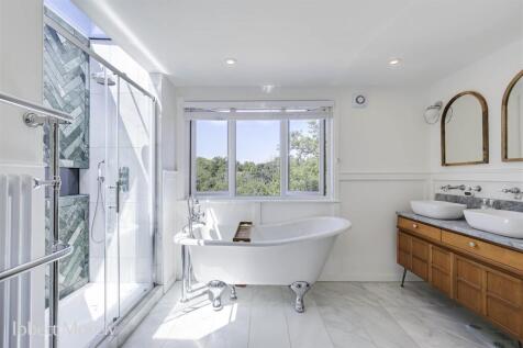 27 Bathroom 1.jpg