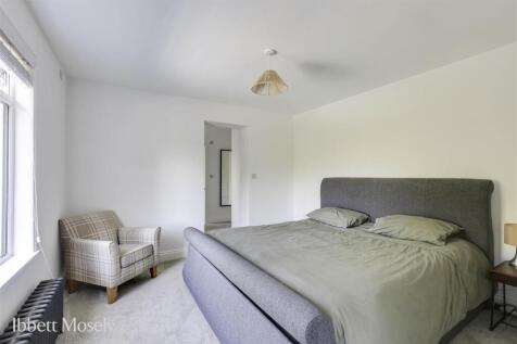 20 Bedroom.jpg
