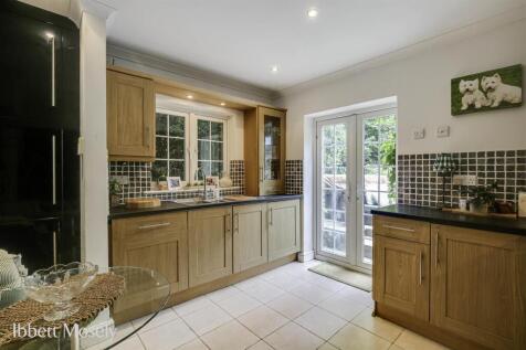 12 Kitchen.jpg