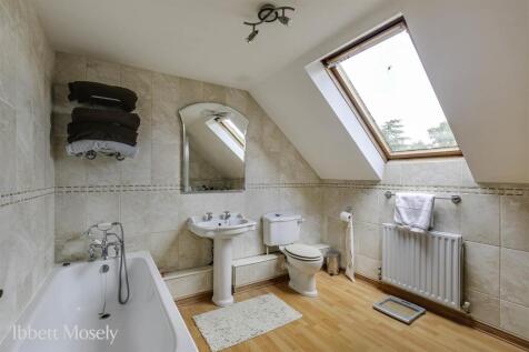 18 Family bathroom.jpg