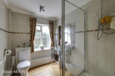 20 Shower room.jpg