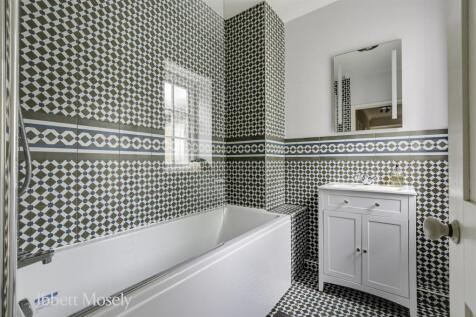 23 Bathroom.jpg