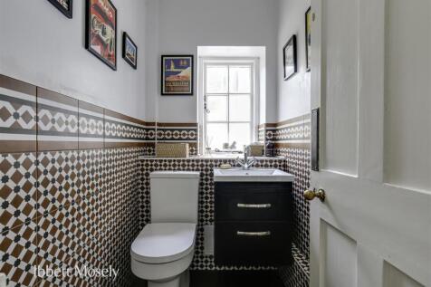 17 Cloakroom.jpg