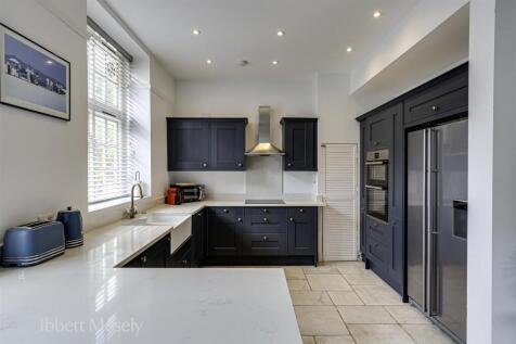 9 Kitchen.jpg
