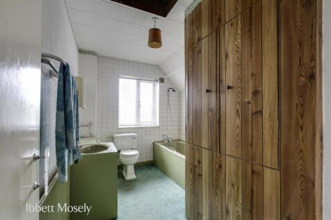 10 Bathroom.jpg
