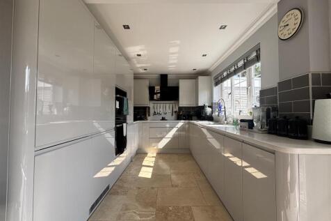 Kitchen 2 .jpeg
