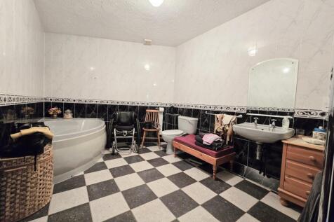 En-Suite Bathroom