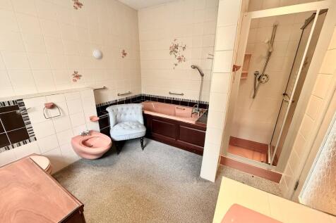 En-suite to main bed