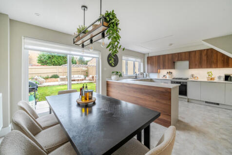 1372706-12-690b53...