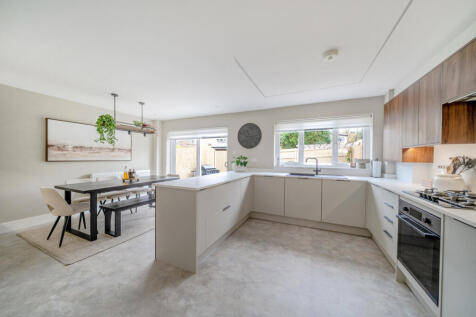 1372706-11-690b53...