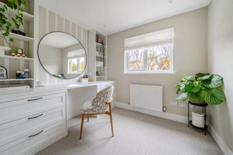 1372706-4-690b422...