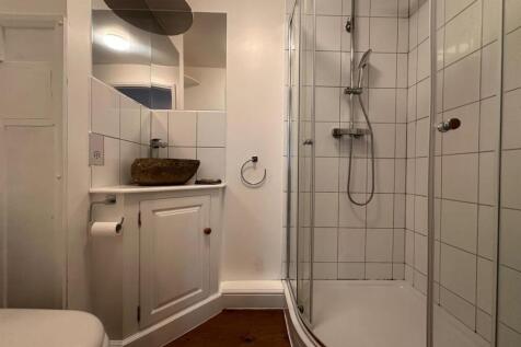 04 En suite.jpg