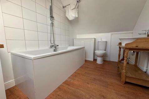 05 Bathroom.jpg