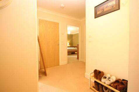 Wallis Place 15 Entrance Hallway.JPG