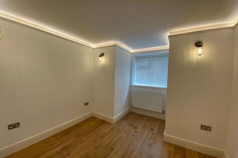 Flat 5 Bedroom.jpg