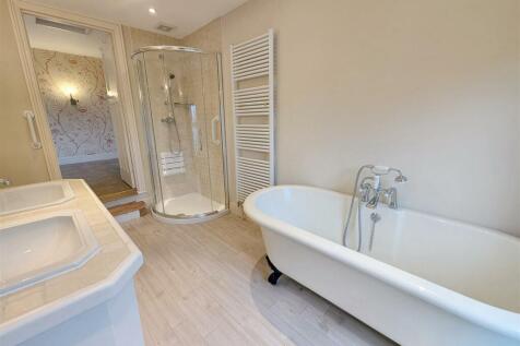 En suite Bath Shower