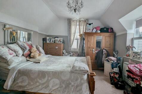 Bedroom 1.jpg