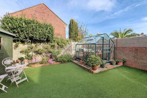 Rear garden &amp; greenhouse
