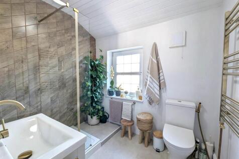 Top Floor Shower/WC