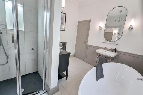 Main Bath/Shower Room