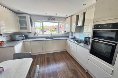 Kitchen 2.jpg